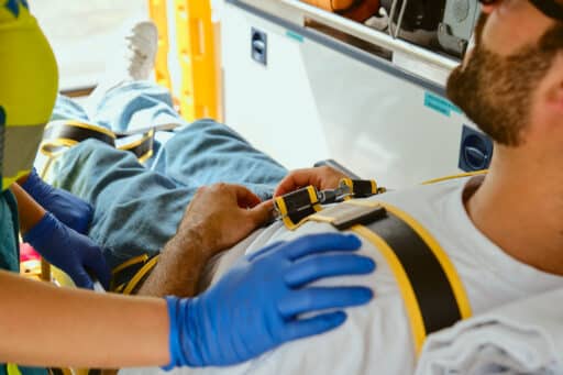 Ambulanciers van Ambuce Rescue Team die zich ontfermen over een patient.